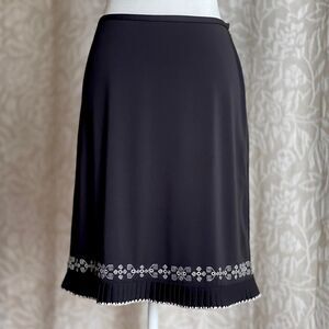 Ann Taylor Black Office Siren Midi Skirt White Embroidery Pleated Hem Size 4